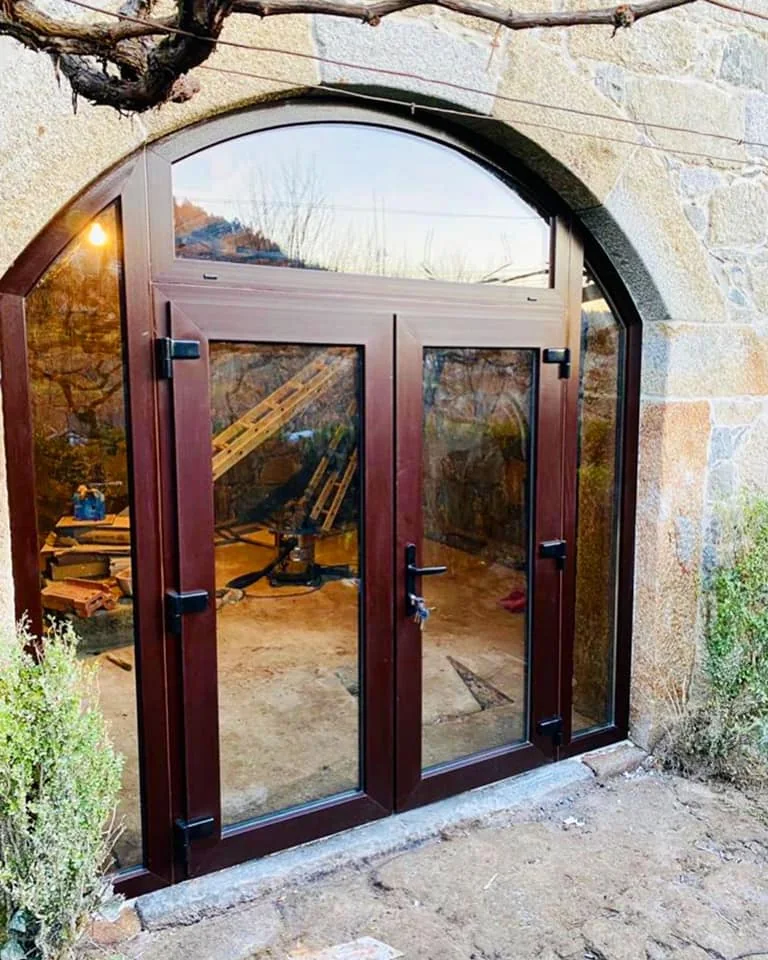 Porta envidraçada em arco