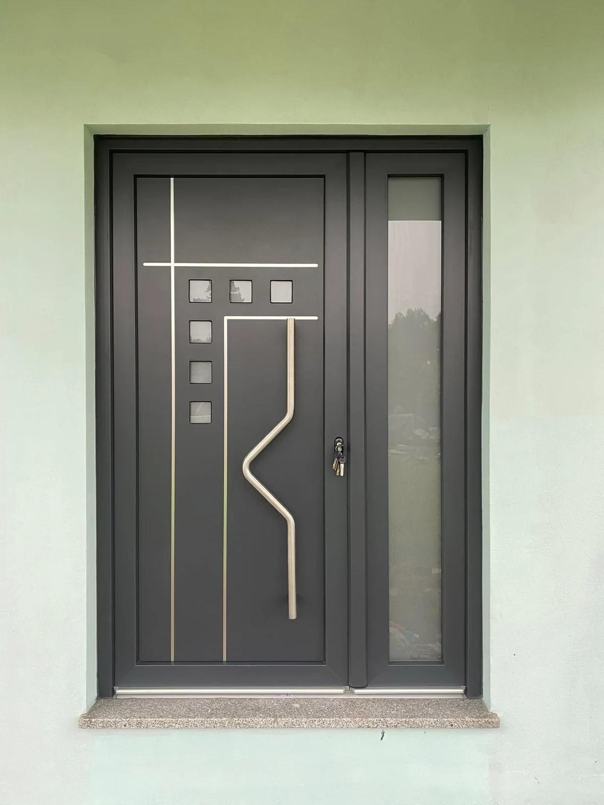 Porta de entrada com painel decorativo