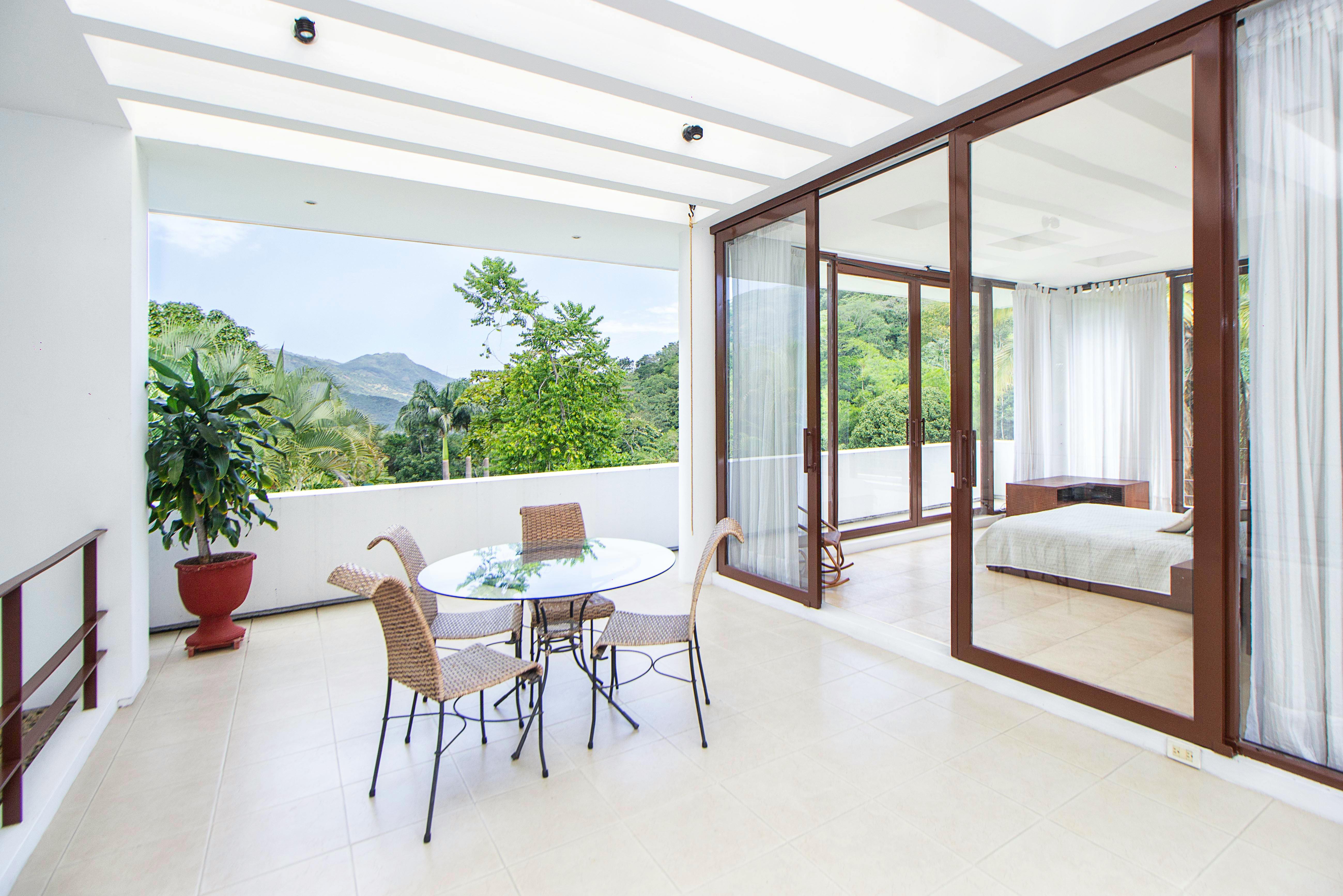 Marquise em PVC com vista aberta, mais luz natural e aproveitamento do espa&ccedil;o